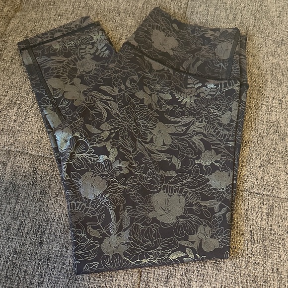 lululemon athletica Pants - NWOT Size 6 Lululemon Wunder Under High-Rise Crop 23"